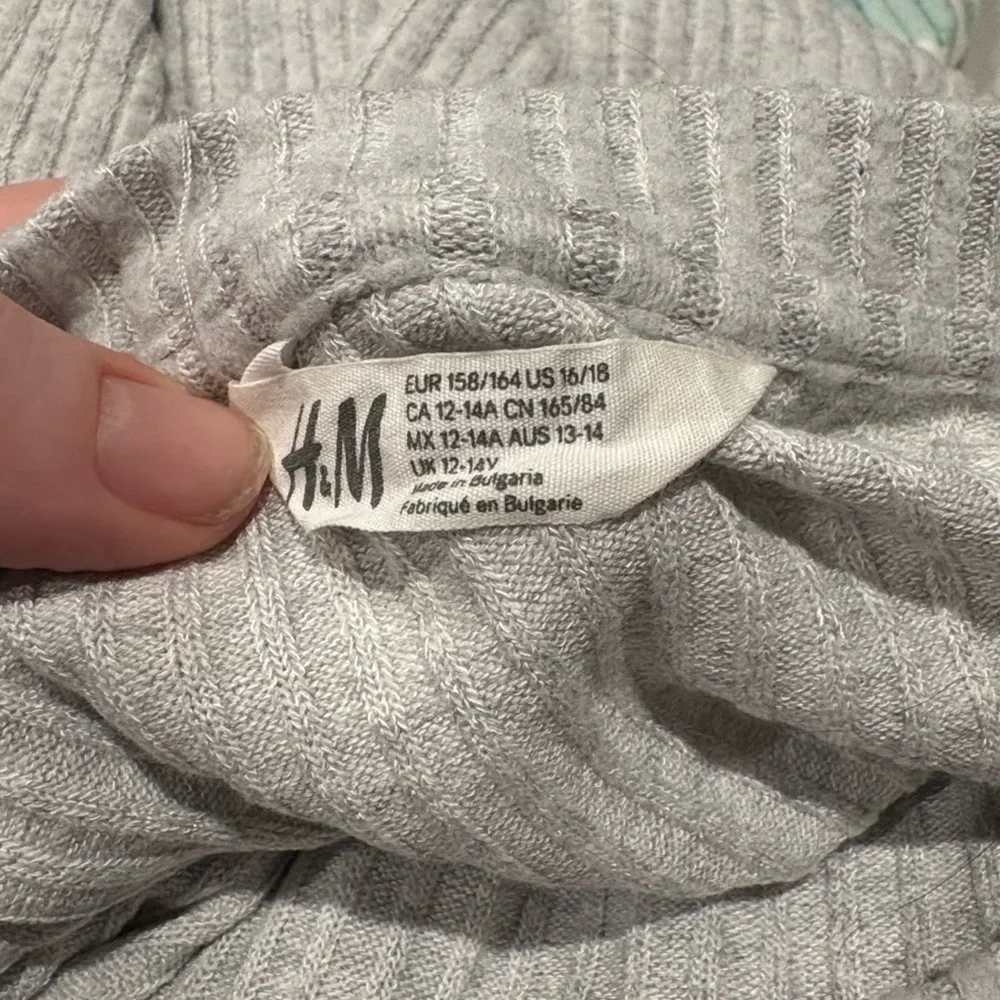 H&M - Girls Cropped pullover Sweater / Sweatshirt. Size 16/18. gray.  NWOT